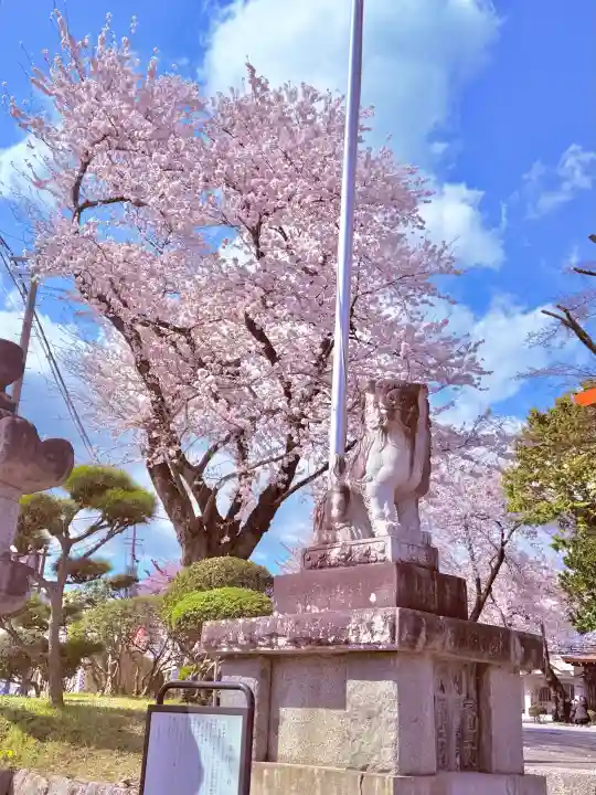 諏訪神社の{uncategorized: "未分類", other: "その他", undefined: "問題あり", building: "その他建物", grave: "お墓", sacred_gate: "鳥居", guardian: "狛犬", statue: "像", buddha: "仏像", history: "歴史", nature: "自然", garden: "庭園", animal: "動物", pagoda: "塔", temizu: "手水舎", mountain_gate: "山門・神門", sanctuary: "本殿・本堂", subordinate: "末社・摂社", art: "芸術", scenery: "景色", jizo: "地蔵", ema: "絵馬", goshuin: "御朱印", omikuji: "おみくじ", items: "授与品その他", amulet: "お守り", goshuincho: "御朱印帳", eats: "食事", festival: "お祭り", votive_dance: "神楽", shichigosan: "七五三参", wedding: "結婚式", experience: "体験その他", initially: "初詣", around: "周辺", anti_infection: "感染症対策"}