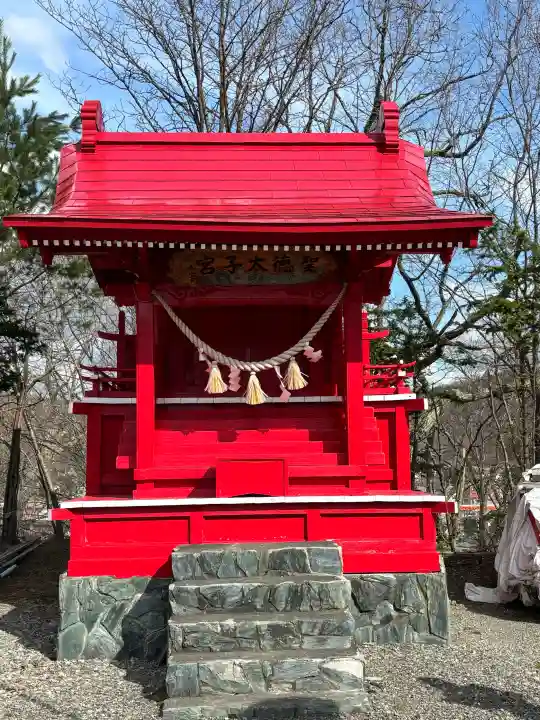 滝上神社の{uncategorized: "未分類", other: "その他", undefined: "問題あり", building: "その他建物", grave: "お墓", sacred_gate: "鳥居", guardian: "狛犬", statue: "像", buddha: "仏像", history: "歴史", nature: "自然", garden: "庭園", animal: "動物", pagoda: "塔", temizu: "手水舎", mountain_gate: "山門・神門", sanctuary: "本殿・本堂", subordinate: "末社・摂社", art: "芸術", scenery: "景色", jizo: "地蔵", ema: "絵馬", goshuin: "御朱印", omikuji: "おみくじ", items: "授与品その他", amulet: "お守り", goshuincho: "御朱印帳", eats: "食事", festival: "お祭り", votive_dance: "神楽", shichigosan: "七五三参", wedding: "結婚式", experience: "体験その他", initially: "初詣", around: "周辺", anti_infection: "感染症対策"}