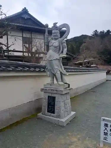 鎮國寺の像