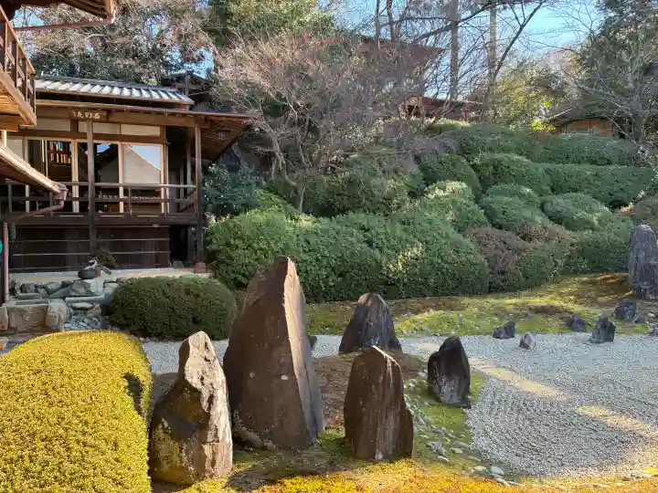 光明院(光明禅院)の{uncategorized: "未分類", other: "その他", undefined: "問題あり", building: "その他建物", grave: "お墓", sacred_gate: "鳥居", guardian: "狛犬", statue: "像", buddha: "仏像", history: "歴史", nature: "自然", garden: "庭園", animal: "動物", pagoda: "塔", temizu: "手水舎", mountain_gate: "山門・神門", sanctuary: "本殿・本堂", subordinate: "末社・摂社", art: "芸術", scenery: "景色", jizo: "地蔵", ema: "絵馬", goshuin: "御朱印", omikuji: "おみくじ", items: "授与品その他", amulet: "お守り", goshuincho: "御朱印帳", eats: "食事", festival: "お祭り", votive_dance: "神楽", shichigosan: "七五三参", wedding: "結婚式", experience: "体験その他", initially: "初詣", around: "周辺", anti_infection: "感染症対策"}