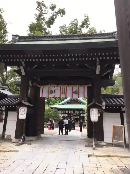白峯神宮の山門・神門