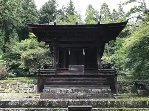 新海三社神社の本殿