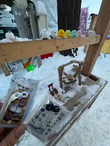 札幌諏訪神社の{uncategorized: "未分類", other: "その他", undefined: "問題あり", building: "その他建物", grave: "お墓", sacred_gate: "鳥居", guardian: "狛犬", statue: "像", buddha: "仏像", history: "歴史", nature: "自然", garden: "庭園", animal: "動物", pagoda: "塔", temizu: "手水舎", mountain_gate: "山門・神門", sanctuary: "本殿・本堂", subordinate: "末社・摂社", art: "芸術", scenery: "景色", jizo: "地蔵", ema: "絵馬", goshuin: "御朱印", omikuji: "おみくじ", items: "授与品その他", amulet: "お守り", goshuincho: "御朱印帳", eats: "食事", festival: "お祭り", votive_dance: "神楽", shichigosan: "七五三参", wedding: "結婚式", experience: "体験その他", initially: "初詣", around: "周辺", anti_infection: "感染症対策"}