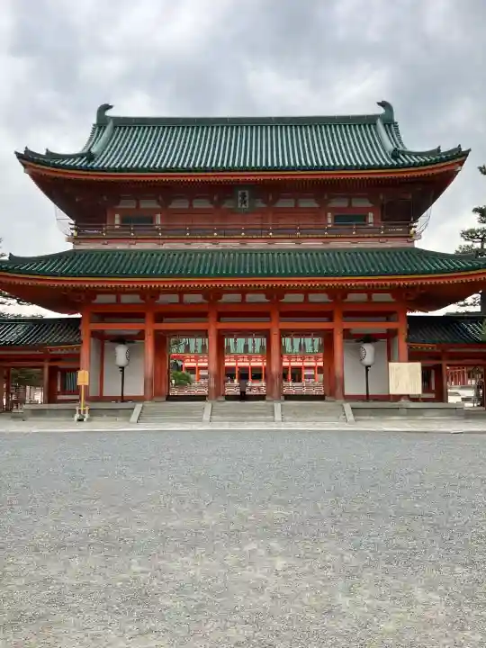 平安神宮の{uncategorized: "未分類", other: "その他", undefined: "問題あり", building: "その他建物", grave: "お墓", sacred_gate: "鳥居", guardian: "狛犬", statue: "像", buddha: "仏像", history: "歴史", nature: "自然", garden: "庭園", animal: "動物", pagoda: "塔", temizu: "手水舎", mountain_gate: "山門・神門", sanctuary: "本殿・本堂", subordinate: "末社・摂社", art: "芸術", scenery: "景色", jizo: "地蔵", ema: "絵馬", goshuin: "御朱印", omikuji: "おみくじ", items: "授与品その他", amulet: "お守り", goshuincho: "御朱印帳", eats: "食事", festival: "お祭り", votive_dance: "神楽", shichigosan: "七五三参", wedding: "結婚式", experience: "体験その他", initially: "初詣", around: "周辺", anti_infection: "感染症対策"}