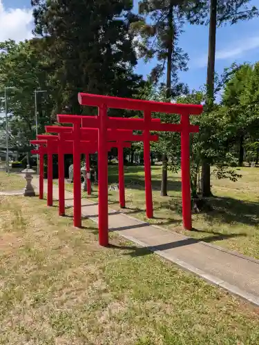 稲荷神社の{uncategorized: "未分類", other: "その他", undefined: "問題あり", building: "その他建物", grave: "お墓", sacred_gate: "鳥居", guardian: "狛犬", statue: "像", buddha: "仏像", history: "歴史", nature: "自然", garden: "庭園", animal: "動物", pagoda: "塔", temizu: "手水舎", mountain_gate: "山門・神門", sanctuary: "本殿・本堂", subordinate: "末社・摂社", art: "芸術", scenery: "景色", jizo: "地蔵", ema: "絵馬", goshuin: "御朱印", omikuji: "おみくじ", items: "授与品その他", amulet: "お守り", goshuincho: "御朱印帳", eats: "食事", festival: "お祭り", votive_dance: "神楽", shichigosan: "七五三参", wedding: "結婚式", experience: "体験その他", initially: "初詣", around: "周辺", anti_infection: "感染症対策"}