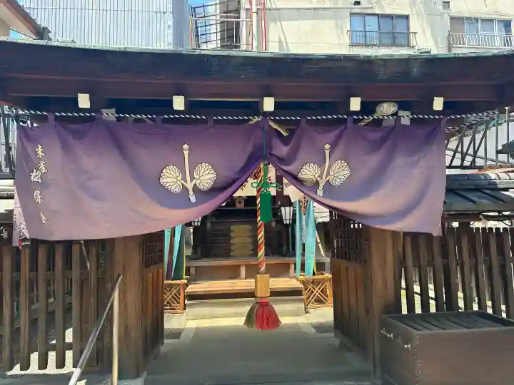 朱雀松尾總神社(松尾大社朱雀御旅所)の{uncategorized: "未分類", other: "その他", undefined: "問題あり", building: "その他建物", grave: "お墓", sacred_gate: "鳥居", guardian: "狛犬", statue: "像", buddha: "仏像", history: "歴史", nature: "自然", garden: "庭園", animal: "動物", pagoda: "塔", temizu: "手水舎", mountain_gate: "山門・神門", sanctuary: "本殿・本堂", subordinate: "末社・摂社", art: "芸術", scenery: "景色", jizo: "地蔵", ema: "絵馬", goshuin: "御朱印", omikuji: "おみくじ", items: "授与品その他", amulet: "お守り", goshuincho: "御朱印帳", eats: "食事", festival: "お祭り", votive_dance: "神楽", shichigosan: "七五三参", wedding: "結婚式", experience: "体験その他", initially: "初詣", around: "周辺", anti_infection: "感染症対策"}
