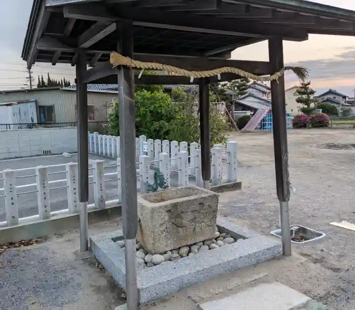 天神社の{uncategorized: "未分類", other: "その他", undefined: "問題あり", building: "その他建物", grave: "お墓", sacred_gate: "鳥居", guardian: "狛犬", statue: "像", buddha: "仏像", history: "歴史", nature: "自然", garden: "庭園", animal: "動物", pagoda: "塔", temizu: "手水舎", mountain_gate: "山門・神門", sanctuary: "本殿・本堂", subordinate: "末社・摂社", art: "芸術", scenery: "景色", jizo: "地蔵", ema: "絵馬", goshuin: "御朱印", omikuji: "おみくじ", items: "授与品その他", amulet: "お守り", goshuincho: "御朱印帳", eats: "食事", festival: "お祭り", votive_dance: "神楽", shichigosan: "七五三参", wedding: "結婚式", experience: "体験その他", initially: "初詣", around: "周辺", anti_infection: "感染症対策"}