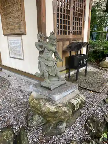 秩父今宮神社の像