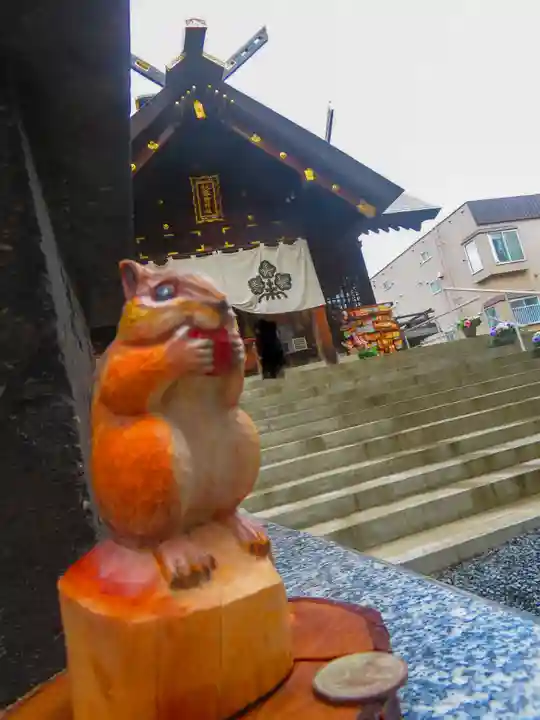 札幌諏訪神社の像