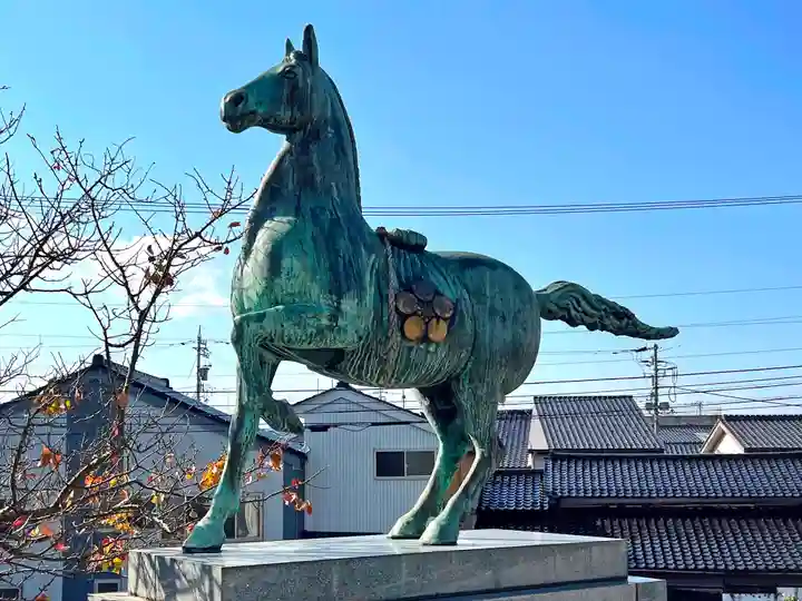 高岡関野神社の像