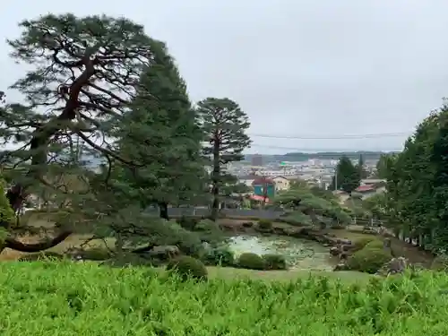 配志和神社の庭園