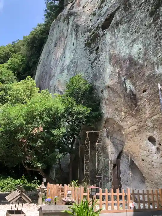 花窟神社の{uncategorized: "未分類", other: "その他", undefined: "問題あり", building: "その他建物", grave: "お墓", sacred_gate: "鳥居", guardian: "狛犬", statue: "像", buddha: "仏像", history: "歴史", nature: "自然", garden: "庭園", animal: "動物", pagoda: "塔", temizu: "手水舎", mountain_gate: "山門・神門", sanctuary: "本殿・本堂", subordinate: "末社・摂社", art: "芸術", scenery: "景色", jizo: "地蔵", ema: "絵馬", goshuin: "御朱印", omikuji: "おみくじ", items: "授与品その他", amulet: "お守り", goshuincho: "御朱印帳", eats: "食事", festival: "お祭り", votive_dance: "神楽", shichigosan: "七五三参", wedding: "結婚式", experience: "体験その他", initially: "初詣", around: "周辺", anti_infection: "感染症対策"}