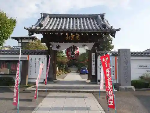 岩槻大師彌勒密寺の山門