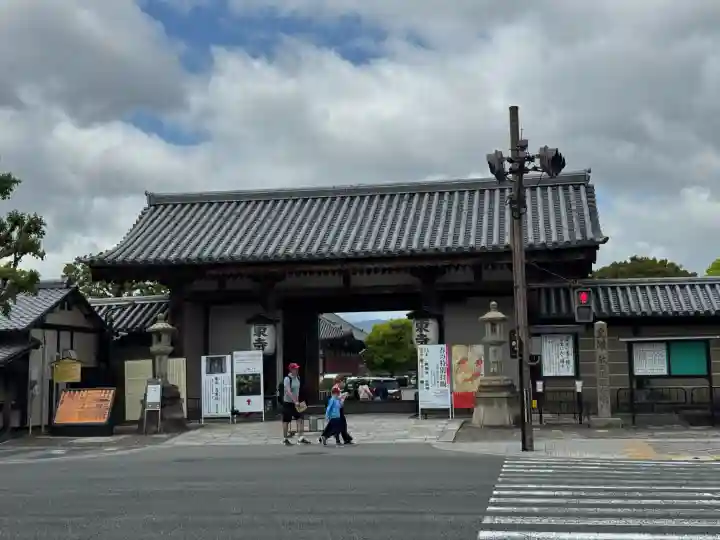 東寺(教王護国寺)の{uncategorized: "未分類", other: "その他", undefined: "問題あり", building: "その他建物", grave: "お墓", sacred_gate: "鳥居", guardian: "狛犬", statue: "像", buddha: "仏像", history: "歴史", nature: "自然", garden: "庭園", animal: "動物", pagoda: "塔", temizu: "手水舎", mountain_gate: "山門・神門", sanctuary: "本殿・本堂", subordinate: "末社・摂社", art: "芸術", scenery: "景色", jizo: "地蔵", ema: "絵馬", goshuin: "御朱印", omikuji: "おみくじ", items: "授与品その他", amulet: "お守り", goshuincho: "御朱印帳", eats: "食事", festival: "お祭り", votive_dance: "神楽", shichigosan: "七五三参", wedding: "結婚式", experience: "体験その他", initially: "初詣", around: "周辺", anti_infection: "感染症対策"}