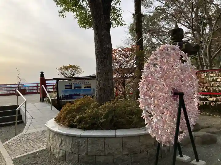 多摩川浅間神社の{uncategorized: "未分類", other: "その他", undefined: "問題あり", building: "その他建物", grave: "お墓", sacred_gate: "鳥居", guardian: "狛犬", statue: "像", buddha: "仏像", history: "歴史", nature: "自然", garden: "庭園", animal: "動物", pagoda: "塔", temizu: "手水舎", mountain_gate: "山門・神門", sanctuary: "本殿・本堂", subordinate: "末社・摂社", art: "芸術", scenery: "景色", jizo: "地蔵", ema: "絵馬", goshuin: "御朱印", omikuji: "おみくじ", items: "授与品その他", amulet: "お守り", goshuincho: "御朱印帳", eats: "食事", festival: "お祭り", votive_dance: "神楽", shichigosan: "七五三参", wedding: "結婚式", experience: "体験その他", initially: "初詣", around: "周辺", anti_infection: "感染症対策"}