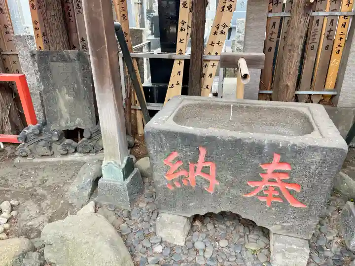 隼人稲荷神社の{uncategorized: "未分類", other: "その他", undefined: "問題あり", building: "その他建物", grave: "お墓", sacred_gate: "鳥居", guardian: "狛犬", statue: "像", buddha: "仏像", history: "歴史", nature: "自然", garden: "庭園", animal: "動物", pagoda: "塔", temizu: "手水舎", mountain_gate: "山門・神門", sanctuary: "本殿・本堂", subordinate: "末社・摂社", art: "芸術", scenery: "景色", jizo: "地蔵", ema: "絵馬", goshuin: "御朱印", omikuji: "おみくじ", items: "授与品その他", amulet: "お守り", goshuincho: "御朱印帳", eats: "食事", festival: "お祭り", votive_dance: "神楽", shichigosan: "七五三参", wedding: "結婚式", experience: "体験その他", initially: "初詣", around: "周辺", anti_infection: "感染症対策"}