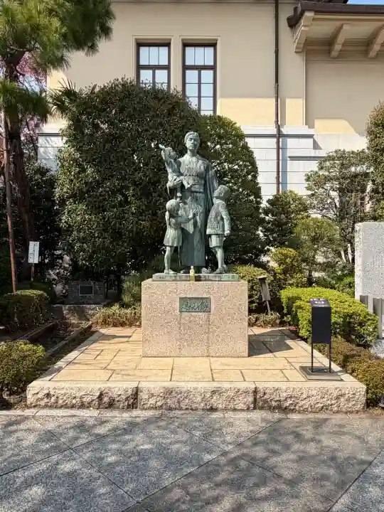 靖國神社の{uncategorized: "未分類", other: "その他", undefined: "問題あり", building: "その他建物", grave: "お墓", sacred_gate: "鳥居", guardian: "狛犬", statue: "像", buddha: "仏像", history: "歴史", nature: "自然", garden: "庭園", animal: "動物", pagoda: "塔", temizu: "手水舎", mountain_gate: "山門・神門", sanctuary: "本殿・本堂", subordinate: "末社・摂社", art: "芸術", scenery: "景色", jizo: "地蔵", ema: "絵馬", goshuin: "御朱印", omikuji: "おみくじ", items: "授与品その他", amulet: "お守り", goshuincho: "御朱印帳", eats: "食事", festival: "お祭り", votive_dance: "神楽", shichigosan: "七五三参", wedding: "結婚式", experience: "体験その他", initially: "初詣", around: "周辺", anti_infection: "感染症対策"}