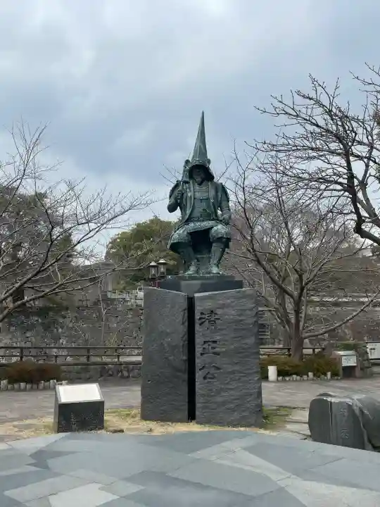 加藤神社の{uncategorized: "未分類", other: "その他", undefined: "問題あり", building: "その他建物", grave: "お墓", sacred_gate: "鳥居", guardian: "狛犬", statue: "像", buddha: "仏像", history: "歴史", nature: "自然", garden: "庭園", animal: "動物", pagoda: "塔", temizu: "手水舎", mountain_gate: "山門・神門", sanctuary: "本殿・本堂", subordinate: "末社・摂社", art: "芸術", scenery: "景色", jizo: "地蔵", ema: "絵馬", goshuin: "御朱印", omikuji: "おみくじ", items: "授与品その他", amulet: "お守り", goshuincho: "御朱印帳", eats: "食事", festival: "お祭り", votive_dance: "神楽", shichigosan: "七五三参", wedding: "結婚式", experience: "体験その他", initially: "初詣", around: "周辺", anti_infection: "感染症対策"}