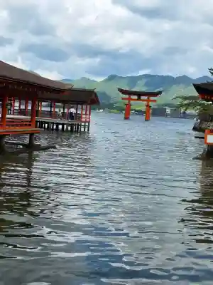 厳島神社の{uncategorized: "未分類", other: "その他", undefined: "問題あり", building: "その他建物", grave: "お墓", sacred_gate: "鳥居", guardian: "狛犬", statue: "像", buddha: "仏像", history: "歴史", nature: "自然", garden: "庭園", animal: "動物", pagoda: "塔", temizu: "手水舎", mountain_gate: "山門・神門", sanctuary: "本殿・本堂", subordinate: "末社・摂社", art: "芸術", scenery: "景色", jizo: "地蔵", ema: "絵馬", goshuin: "御朱印", omikuji: "おみくじ", items: "授与品その他", amulet: "お守り", goshuincho: "御朱印帳", eats: "食事", festival: "お祭り", votive_dance: "神楽", shichigosan: "七五三参", wedding: "結婚式", experience: "体験その他", initially: "初詣", around: "周辺", anti_infection: "感染症対策"}