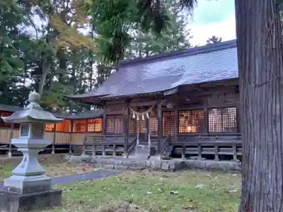 鎮岡神社の本殿・本堂