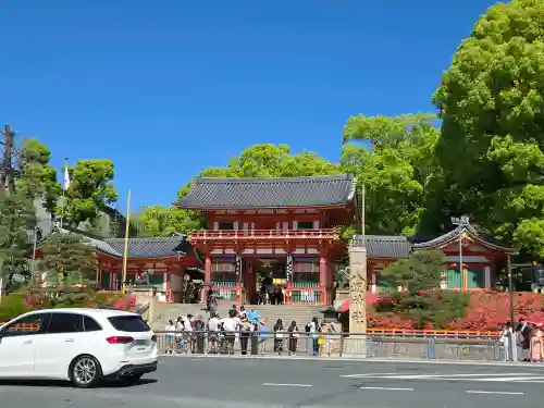 八坂神社(祇園さん)の{uncategorized: "未分類", other: "その他", undefined: "問題あり", building: "その他建物", grave: "お墓", sacred_gate: "鳥居", guardian: "狛犬", statue: "像", buddha: "仏像", history: "歴史", nature: "自然", garden: "庭園", animal: "動物", pagoda: "塔", temizu: "手水舎", mountain_gate: "山門・神門", sanctuary: "本殿・本堂", subordinate: "末社・摂社", art: "芸術", scenery: "景色", jizo: "地蔵", ema: "絵馬", goshuin: "御朱印", omikuji: "おみくじ", items: "授与品その他", amulet: "お守り", goshuincho: "御朱印帳", eats: "食事", festival: "お祭り", votive_dance: "神楽", shichigosan: "七五三参", wedding: "結婚式", experience: "体験その他", initially: "初詣", around: "周辺", anti_infection: "感染症対策"}