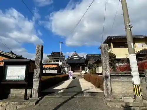 麟翁寺の山門