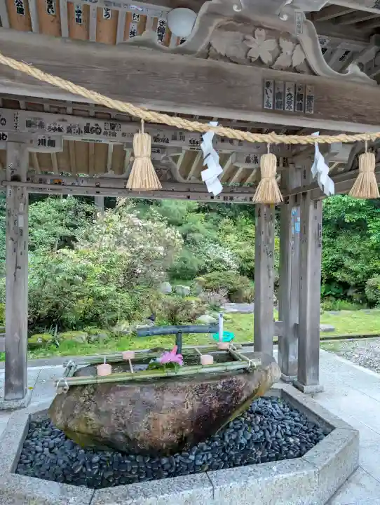氣多大社の{uncategorized: "未分類", other: "その他", undefined: "問題あり", building: "その他建物", grave: "お墓", sacred_gate: "鳥居", guardian: "狛犬", statue: "像", buddha: "仏像", history: "歴史", nature: "自然", garden: "庭園", animal: "動物", pagoda: "塔", temizu: "手水舎", mountain_gate: "山門・神門", sanctuary: "本殿・本堂", subordinate: "末社・摂社", art: "芸術", scenery: "景色", jizo: "地蔵", ema: "絵馬", goshuin: "御朱印", omikuji: "おみくじ", items: "授与品その他", amulet: "お守り", goshuincho: "御朱印帳", eats: "食事", festival: "お祭り", votive_dance: "神楽", shichigosan: "七五三参", wedding: "結婚式", experience: "体験その他", initially: "初詣", around: "周辺", anti_infection: "感染症対策"}