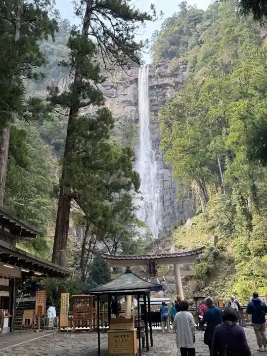 飛瀧神社(熊野那智大社別宮)の{uncategorized: "未分類", other: "その他", undefined: "問題あり", building: "その他建物", grave: "お墓", sacred_gate: "鳥居", guardian: "狛犬", statue: "像", buddha: "仏像", history: "歴史", nature: "自然", garden: "庭園", animal: "動物", pagoda: "塔", temizu: "手水舎", mountain_gate: "山門・神門", sanctuary: "本殿・本堂", subordinate: "末社・摂社", art: "芸術", scenery: "景色", jizo: "地蔵", ema: "絵馬", goshuin: "御朱印", omikuji: "おみくじ", items: "授与品その他", amulet: "お守り", goshuincho: "御朱印帳", eats: "食事", festival: "お祭り", votive_dance: "神楽", shichigosan: "七五三参", wedding: "結婚式", experience: "体験その他", initially: "初詣", around: "周辺", anti_infection: "感染症対策"}