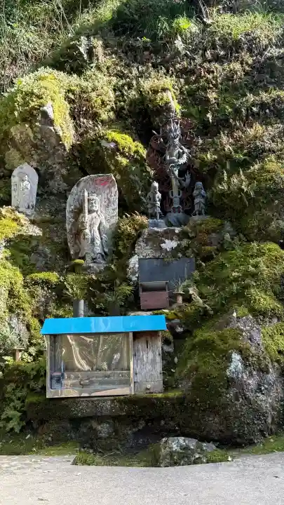 大本山七宝瀧寺の{uncategorized: "未分類", other: "その他", undefined: "問題あり", building: "その他建物", grave: "お墓", sacred_gate: "鳥居", guardian: "狛犬", statue: "像", buddha: "仏像", history: "歴史", nature: "自然", garden: "庭園", animal: "動物", pagoda: "塔", temizu: "手水舎", mountain_gate: "山門・神門", sanctuary: "本殿・本堂", subordinate: "末社・摂社", art: "芸術", scenery: "景色", jizo: "地蔵", ema: "絵馬", goshuin: "御朱印", omikuji: "おみくじ", items: "授与品その他", amulet: "お守り", goshuincho: "御朱印帳", eats: "食事", festival: "お祭り", votive_dance: "神楽", shichigosan: "七五三参", wedding: "結婚式", experience: "体験その他", initially: "初詣", around: "周辺", anti_infection: "感染症対策"}