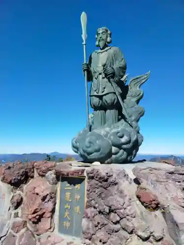 日光二荒山神社中宮祠の像