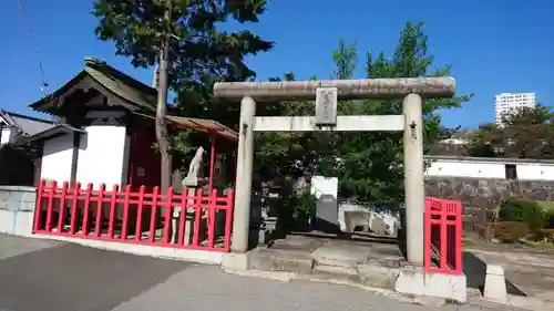 庄城稲荷大明神の鳥居