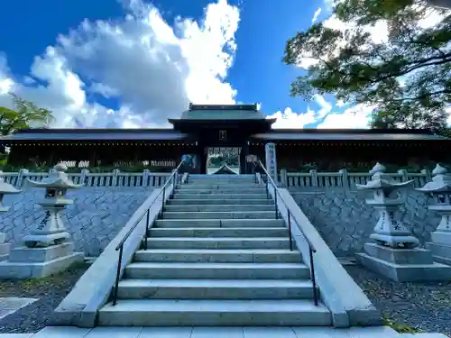 岡田神社の山門