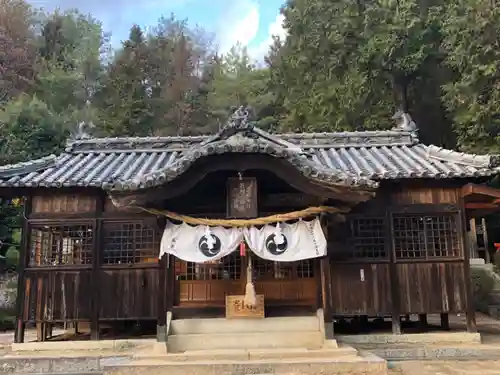 百射山神社の本殿