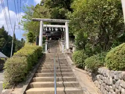 師岡神社の{uncategorized: "未分類", other: "その他", undefined: "問題あり", building: "その他建物", grave: "お墓", sacred_gate: "鳥居", guardian: "狛犬", statue: "像", buddha: "仏像", history: "歴史", nature: "自然", garden: "庭園", animal: "動物", pagoda: "塔", temizu: "手水舎", mountain_gate: "山門・神門", sanctuary: "本殿・本堂", subordinate: "末社・摂社", art: "芸術", scenery: "景色", jizo: "地蔵", ema: "絵馬", goshuin: "御朱印", omikuji: "おみくじ", items: "授与品その他", amulet: "お守り", goshuincho: "御朱印帳", eats: "食事", festival: "お祭り", votive_dance: "神楽", shichigosan: "七五三参", wedding: "結婚式", experience: "体験その他", initially: "初詣", around: "周辺", anti_infection: "感染症対策"}