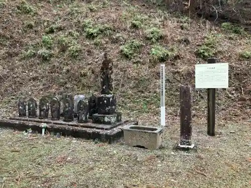 立木地蔵尊の{uncategorized: "未分類", other: "その他", undefined: "問題あり", building: "その他建物", grave: "お墓", sacred_gate: "鳥居", guardian: "狛犬", statue: "像", buddha: "仏像", history: "歴史", nature: "自然", garden: "庭園", animal: "動物", pagoda: "塔", temizu: "手水舎", mountain_gate: "山門・神門", sanctuary: "本殿・本堂", subordinate: "末社・摂社", art: "芸術", scenery: "景色", jizo: "地蔵", ema: "絵馬", goshuin: "御朱印", omikuji: "おみくじ", items: "授与品その他", amulet: "お守り", goshuincho: "御朱印帳", eats: "食事", festival: "お祭り", votive_dance: "神楽", shichigosan: "七五三参", wedding: "結婚式", experience: "体験その他", initially: "初詣", around: "周辺", anti_infection: "感染症対策"}