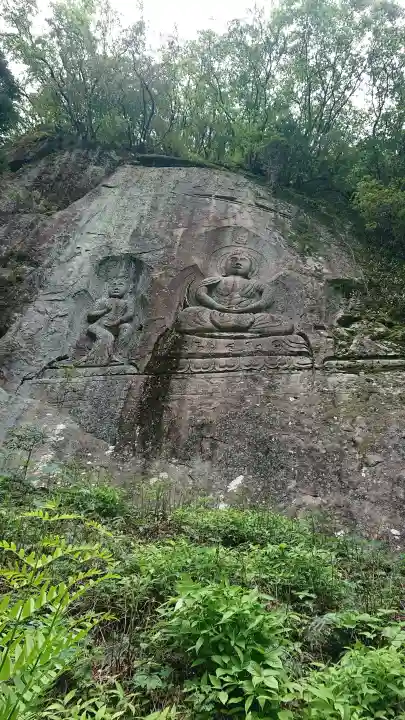 磨崖三尊大石仏の{uncategorized: "未分類", other: "その他", undefined: "問題あり", building: "その他建物", grave: "お墓", sacred_gate: "鳥居", guardian: "狛犬", statue: "像", buddha: "仏像", history: "歴史", nature: "自然", garden: "庭園", animal: "動物", pagoda: "塔", temizu: "手水舎", mountain_gate: "山門・神門", sanctuary: "本殿・本堂", subordinate: "末社・摂社", art: "芸術", scenery: "景色", jizo: "地蔵", ema: "絵馬", goshuin: "御朱印", omikuji: "おみくじ", items: "授与品その他", amulet: "お守り", goshuincho: "御朱印帳", eats: "食事", festival: "お祭り", votive_dance: "神楽", shichigosan: "七五三参", wedding: "結婚式", experience: "体験その他", initially: "初詣", around: "周辺", anti_infection: "感染症対策"}