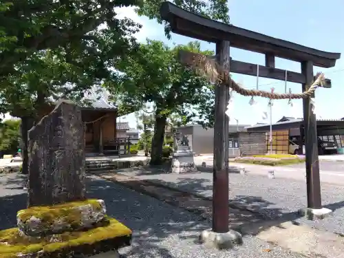 日吉神社の{uncategorized: "未分類", other: "その他", undefined: "問題あり", building: "その他建物", grave: "お墓", sacred_gate: "鳥居", guardian: "狛犬", statue: "像", buddha: "仏像", history: "歴史", nature: "自然", garden: "庭園", animal: "動物", pagoda: "塔", temizu: "手水舎", mountain_gate: "山門・神門", sanctuary: "本殿・本堂", subordinate: "末社・摂社", art: "芸術", scenery: "景色", jizo: "地蔵", ema: "絵馬", goshuin: "御朱印", omikuji: "おみくじ", items: "授与品その他", amulet: "お守り", goshuincho: "御朱印帳", eats: "食事", festival: "お祭り", votive_dance: "神楽", shichigosan: "七五三参", wedding: "結婚式", experience: "体験その他", initially: "初詣", around: "周辺", anti_infection: "感染症対策"}