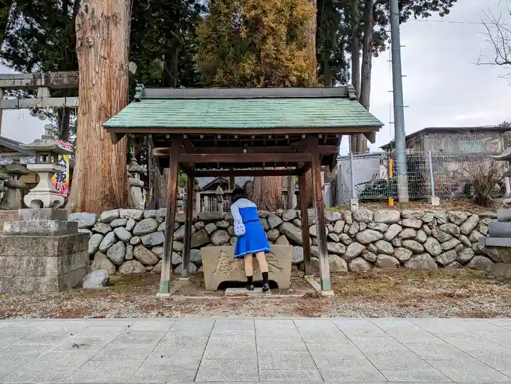 育良神社の手水舎