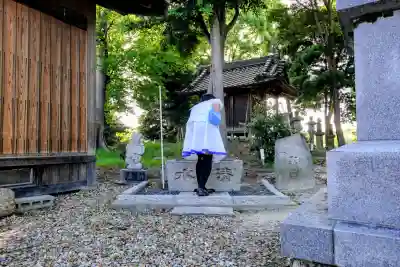 神明社（下佐々木町）の{uncategorized: "未分類", other: "その他", undefined: "問題あり", building: "その他建物", grave: "お墓", sacred_gate: "鳥居", guardian: "狛犬", statue: "像", buddha: "仏像", history: "歴史", nature: "自然", garden: "庭園", animal: "動物", pagoda: "塔", temizu: "手水舎", mountain_gate: "山門・神門", sanctuary: "本殿・本堂", subordinate: "末社・摂社", art: "芸術", scenery: "景色", jizo: "地蔵", ema: "絵馬", goshuin: "御朱印", omikuji: "おみくじ", items: "授与品その他", amulet: "お守り", goshuincho: "御朱印帳", eats: "食事", festival: "お祭り", votive_dance: "神楽", shichigosan: "七五三参", wedding: "結婚式", experience: "体験その他", initially: "初詣", around: "周辺", anti_infection: "感染症対策"}