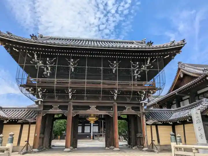 興正寺の{uncategorized: "未分類", other: "その他", undefined: "問題あり", building: "その他建物", grave: "お墓", sacred_gate: "鳥居", guardian: "狛犬", statue: "像", buddha: "仏像", history: "歴史", nature: "自然", garden: "庭園", animal: "動物", pagoda: "塔", temizu: "手水舎", mountain_gate: "山門・神門", sanctuary: "本殿・本堂", subordinate: "末社・摂社", art: "芸術", scenery: "景色", jizo: "地蔵", ema: "絵馬", goshuin: "御朱印", omikuji: "おみくじ", items: "授与品その他", amulet: "お守り", goshuincho: "御朱印帳", eats: "食事", festival: "お祭り", votive_dance: "神楽", shichigosan: "七五三参", wedding: "結婚式", experience: "体験その他", initially: "初詣", around: "周辺", anti_infection: "感染症対策"}