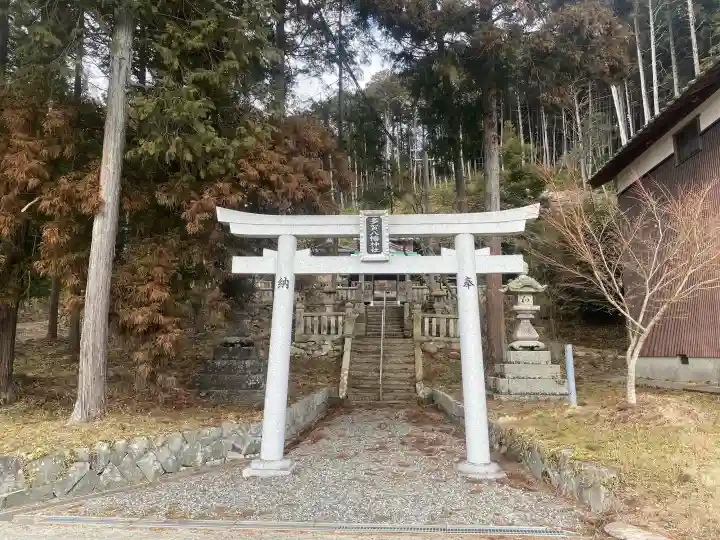 八幡神社の{uncategorized: "未分類", other: "その他", undefined: "問題あり", building: "その他建物", grave: "お墓", sacred_gate: "鳥居", guardian: "狛犬", statue: "像", buddha: "仏像", history: "歴史", nature: "自然", garden: "庭園", animal: "動物", pagoda: "塔", temizu: "手水舎", mountain_gate: "山門・神門", sanctuary: "本殿・本堂", subordinate: "末社・摂社", art: "芸術", scenery: "景色", jizo: "地蔵", ema: "絵馬", goshuin: "御朱印", omikuji: "おみくじ", items: "授与品その他", amulet: "お守り", goshuincho: "御朱印帳", eats: "食事", festival: "お祭り", votive_dance: "神楽", shichigosan: "七五三参", wedding: "結婚式", experience: "体験その他", initially: "初詣", around: "周辺", anti_infection: "感染症対策"}