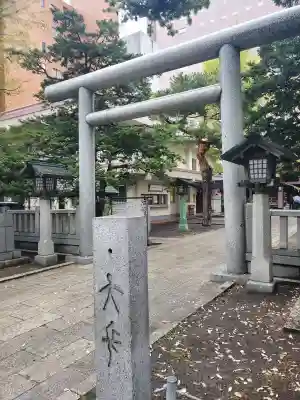 三吉神社の{uncategorized: "未分類", other: "その他", undefined: "問題あり", building: "その他建物", grave: "お墓", sacred_gate: "鳥居", guardian: "狛犬", statue: "像", buddha: "仏像", history: "歴史", nature: "自然", garden: "庭園", animal: "動物", pagoda: "塔", temizu: "手水舎", mountain_gate: "山門・神門", sanctuary: "本殿・本堂", subordinate: "末社・摂社", art: "芸術", scenery: "景色", jizo: "地蔵", ema: "絵馬", goshuin: "御朱印", omikuji: "おみくじ", items: "授与品その他", amulet: "お守り", goshuincho: "御朱印帳", eats: "食事", festival: "お祭り", votive_dance: "神楽", shichigosan: "七五三参", wedding: "結婚式", experience: "体験その他", initially: "初詣", around: "周辺", anti_infection: "感染症対策"}