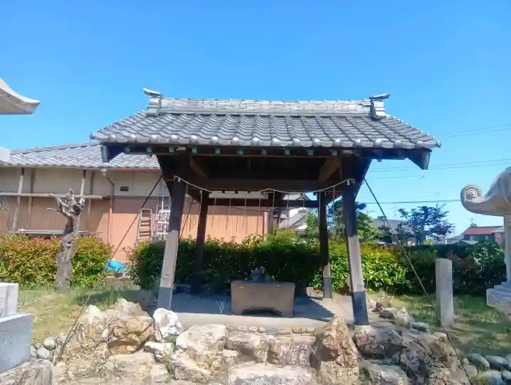 神明神社の{uncategorized: "未分類", other: "その他", undefined: "問題あり", building: "その他建物", grave: "お墓", sacred_gate: "鳥居", guardian: "狛犬", statue: "像", buddha: "仏像", history: "歴史", nature: "自然", garden: "庭園", animal: "動物", pagoda: "塔", temizu: "手水舎", mountain_gate: "山門・神門", sanctuary: "本殿・本堂", subordinate: "末社・摂社", art: "芸術", scenery: "景色", jizo: "地蔵", ema: "絵馬", goshuin: "御朱印", omikuji: "おみくじ", items: "授与品その他", amulet: "お守り", goshuincho: "御朱印帳", eats: "食事", festival: "お祭り", votive_dance: "神楽", shichigosan: "七五三参", wedding: "結婚式", experience: "体験その他", initially: "初詣", around: "周辺", anti_infection: "感染症対策"}