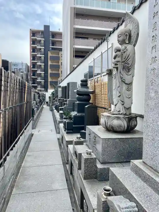 重願寺の{uncategorized: "未分類", other: "その他", undefined: "問題あり", building: "その他建物", grave: "お墓", sacred_gate: "鳥居", guardian: "狛犬", statue: "像", buddha: "仏像", history: "歴史", nature: "自然", garden: "庭園", animal: "動物", pagoda: "塔", temizu: "手水舎", mountain_gate: "山門・神門", sanctuary: "本殿・本堂", subordinate: "末社・摂社", art: "芸術", scenery: "景色", jizo: "地蔵", ema: "絵馬", goshuin: "御朱印", omikuji: "おみくじ", items: "授与品その他", amulet: "お守り", goshuincho: "御朱印帳", eats: "食事", festival: "お祭り", votive_dance: "神楽", shichigosan: "七五三参", wedding: "結婚式", experience: "体験その他", initially: "初詣", around: "周辺", anti_infection: "感染症対策"}