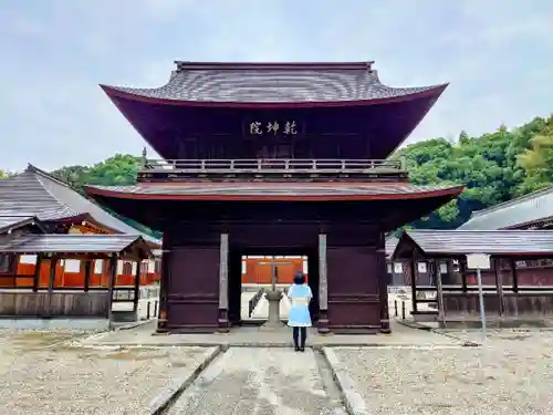 乾坤院の山門