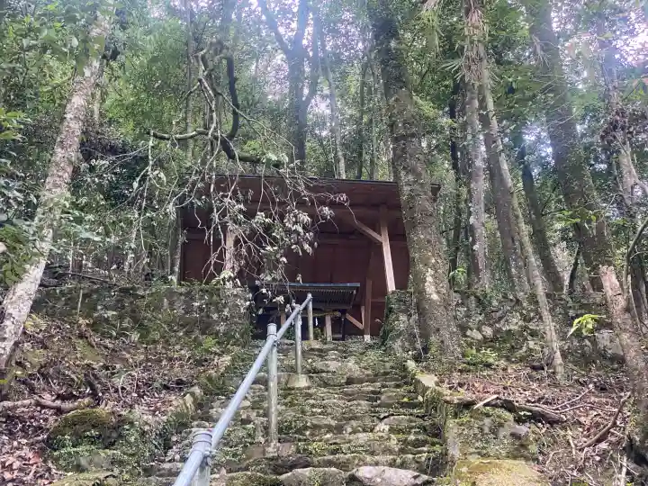 丹生神社の{uncategorized: "未分類", other: "その他", undefined: "問題あり", building: "その他建物", grave: "お墓", sacred_gate: "鳥居", guardian: "狛犬", statue: "像", buddha: "仏像", history: "歴史", nature: "自然", garden: "庭園", animal: "動物", pagoda: "塔", temizu: "手水舎", mountain_gate: "山門・神門", sanctuary: "本殿・本堂", subordinate: "末社・摂社", art: "芸術", scenery: "景色", jizo: "地蔵", ema: "絵馬", goshuin: "御朱印", omikuji: "おみくじ", items: "授与品その他", amulet: "お守り", goshuincho: "御朱印帳", eats: "食事", festival: "お祭り", votive_dance: "神楽", shichigosan: "七五三参", wedding: "結婚式", experience: "体験その他", initially: "初詣", around: "周辺", anti_infection: "感染症対策"}