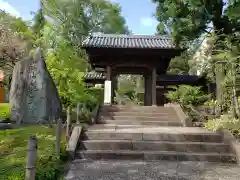 東長谷寺　薬王院の山門