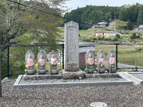 阿弥陀寺の{uncategorized: "未分類", other: "その他", undefined: "問題あり", building: "その他建物", grave: "お墓", sacred_gate: "鳥居", guardian: "狛犬", statue: "像", buddha: "仏像", history: "歴史", nature: "自然", garden: "庭園", animal: "動物", pagoda: "塔", temizu: "手水舎", mountain_gate: "山門・神門", sanctuary: "本殿・本堂", subordinate: "末社・摂社", art: "芸術", scenery: "景色", jizo: "地蔵", ema: "絵馬", goshuin: "御朱印", omikuji: "おみくじ", items: "授与品その他", amulet: "お守り", goshuincho: "御朱印帳", eats: "食事", festival: "お祭り", votive_dance: "神楽", shichigosan: "七五三参", wedding: "結婚式", experience: "体験その他", initially: "初詣", around: "周辺", anti_infection: "感染症対策"}