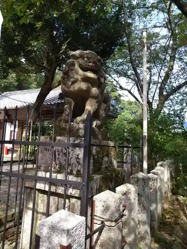 石座神社の狛犬