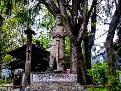 神明社の像